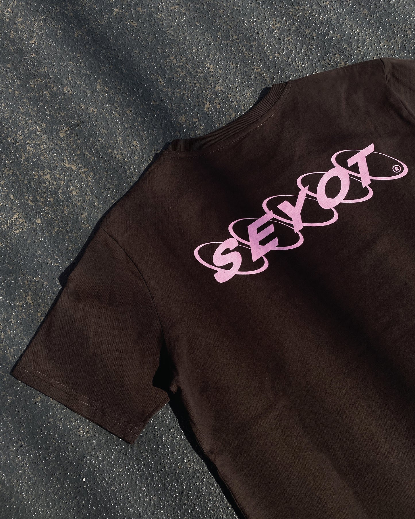 t-shirt marron avec imprimé rose Seyot première collection