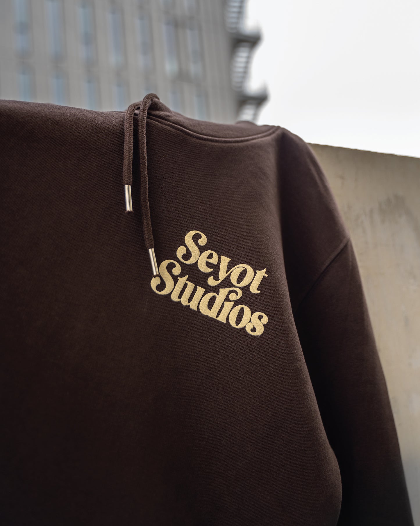 sweatshirt marron avec sérigraphie gonflante beige Seyot première collection